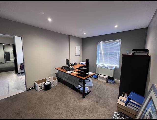 296M² OFFICE TO LET IN KENILWORTH